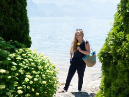 Endlich-ist-der-Sommer-da-Ausflug-zum-Traunsee-stehend-mit-rose