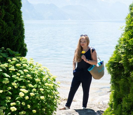 10 Dinge, warum ich gerade happy bin Endlich-ist-der-Sommer-da-Ausflug-zum-Traunsee-stehend-mit-rose