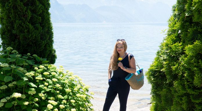 10 Dinge, warum ich gerade happy bin Endlich-ist-der-Sommer-da-Ausflug-zum-Traunsee-stehend-mit-rose