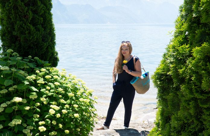 10 Dinge, warum ich gerade happy bin Endlich-ist-der-Sommer-da-Ausflug-zum-Traunsee-stehend-mit-rose