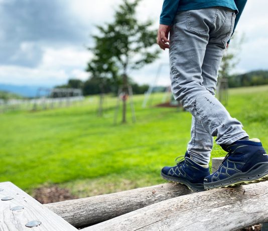 Erlebnisarena in St. Corona – Sommerrodeln, Motorikpark & Biken Erlebnisarena-in-St.-Corona-Sommerrodeln-Motorikpark-und-Biken-detail-schuhe