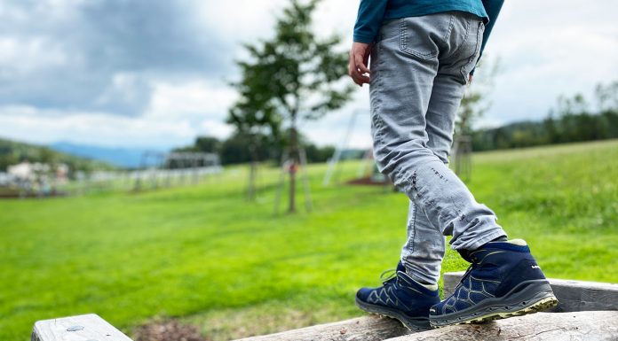 Erlebnisarena in St. Corona – Sommerrodeln, Motorikpark & Biken Erlebnisarena-in-St.-Corona-Sommerrodeln-Motorikpark-und-Biken-detail-schuhe