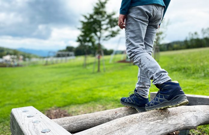 Erlebnisarena in St. Corona – Sommerrodeln, Motorikpark & Biken Erlebnisarena-in-St.-Corona-Sommerrodeln-Motorikpark-und-Biken-detail-schuhe