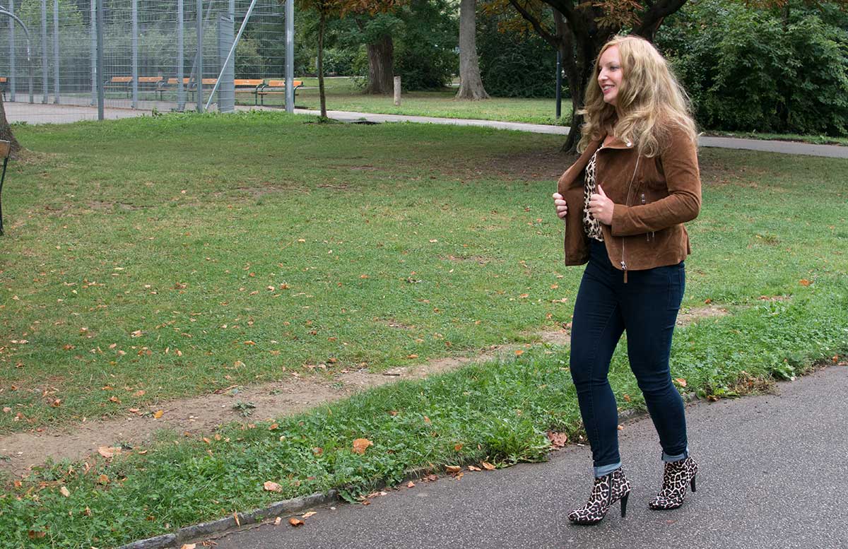 Esmara by Heidi Klum Kollektion outfit detail lederjacke gehend