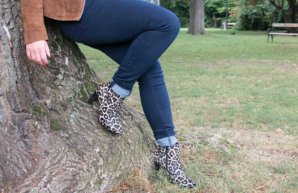 Esmara by Heidi Klum Kollektion lehnend am baum detail stiefeletten