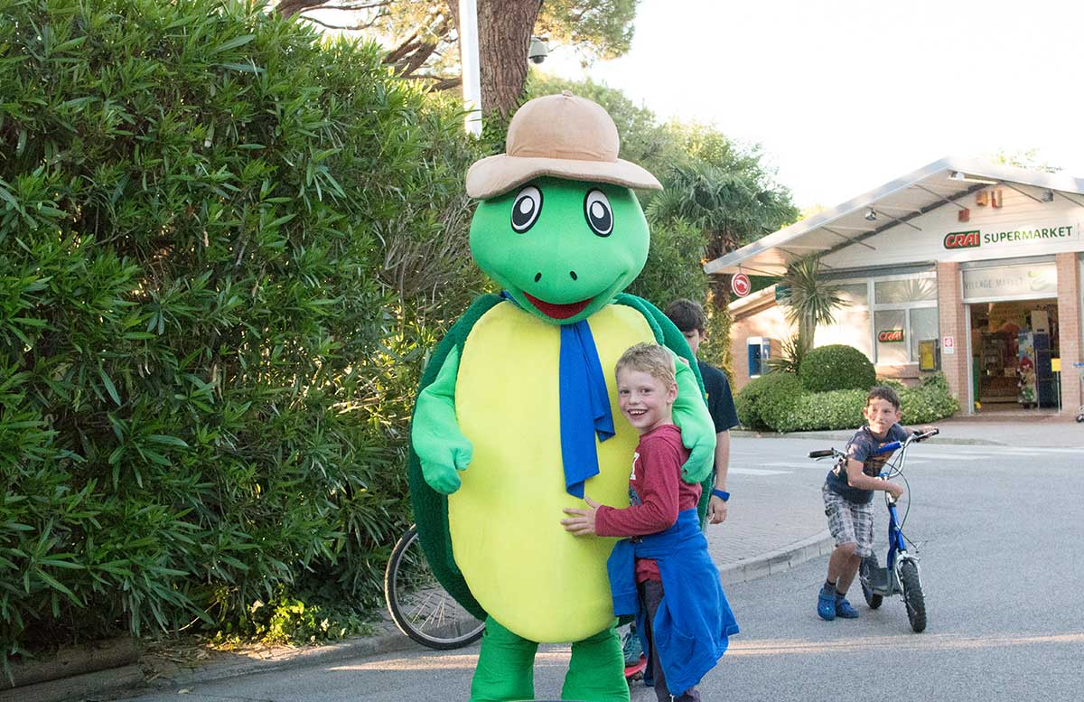 Europa Camping Village Cavallino Venezia poolbereich kinderclub yupi maskottchen