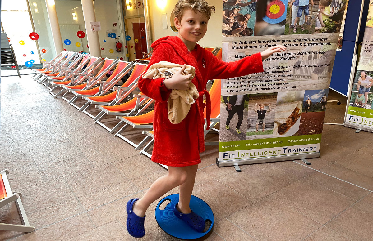 FIT-Familien--und-Gesundheitstage-in-der-H2O-Therme-lenny-balanciert