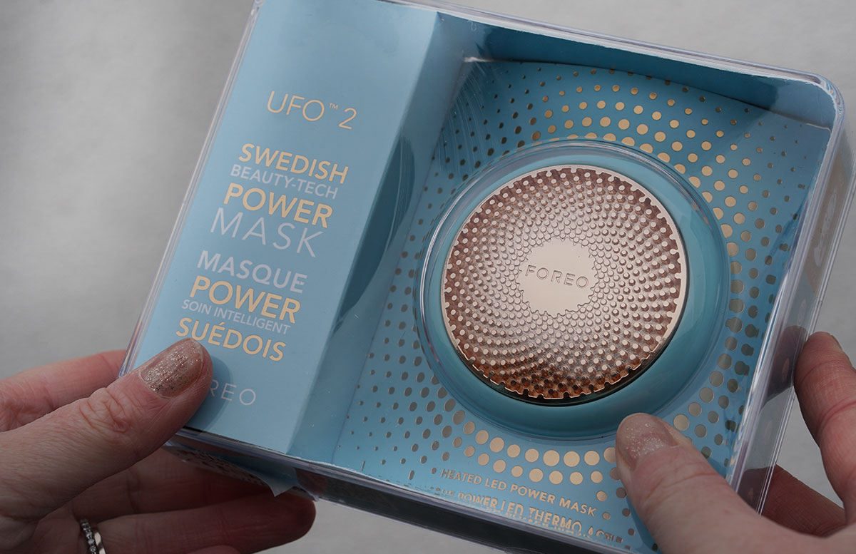 FOREO-UFO-2-Gesichtsbehandlung-für-zu-Hause-GERÄT-IN-DER-HAND
