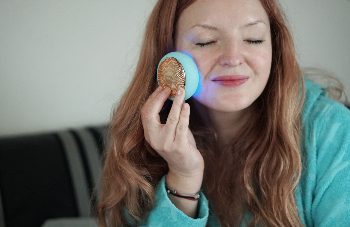 FOREO-UFO-2-Gesichtsbehandlung-für-zu-Hause-gerät-an-backe
