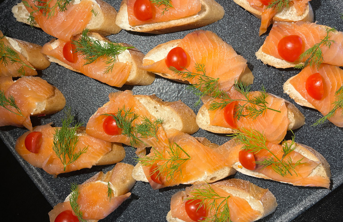 Familien-Flusskreuzfahrt-auf-der-A-ROSA-SENA-lachs-brötchen