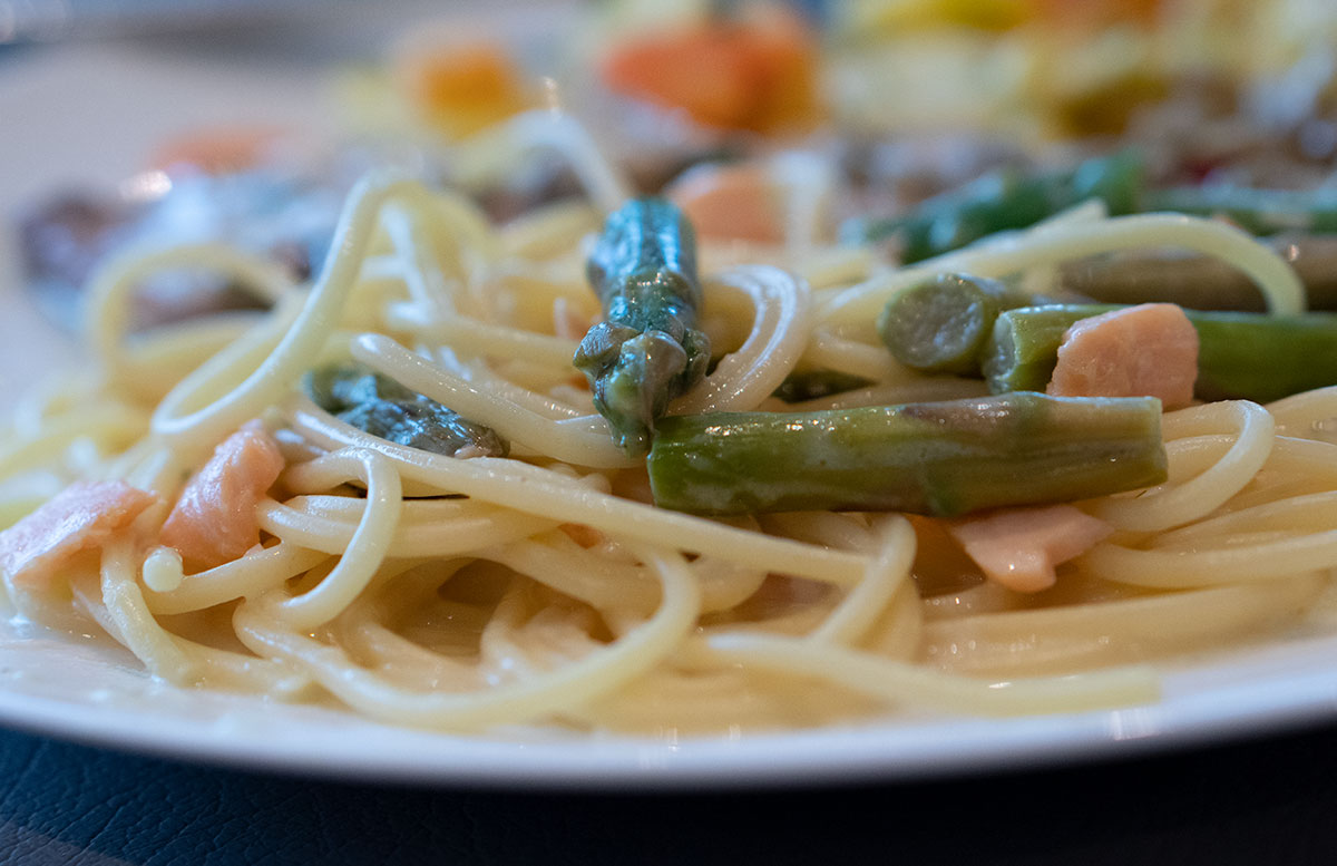 Familien-Flusskreuzfahrt-auf-der-A-ROSA-SENA-lachs-spargel-pasta