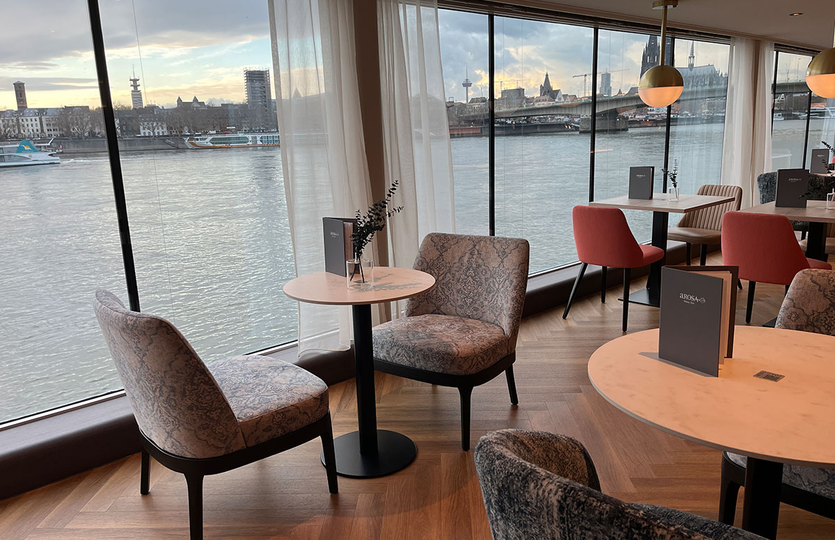 Familien-Flusskreuzfahrt-auf-der-A-ROSA-SENA-lounge-bar