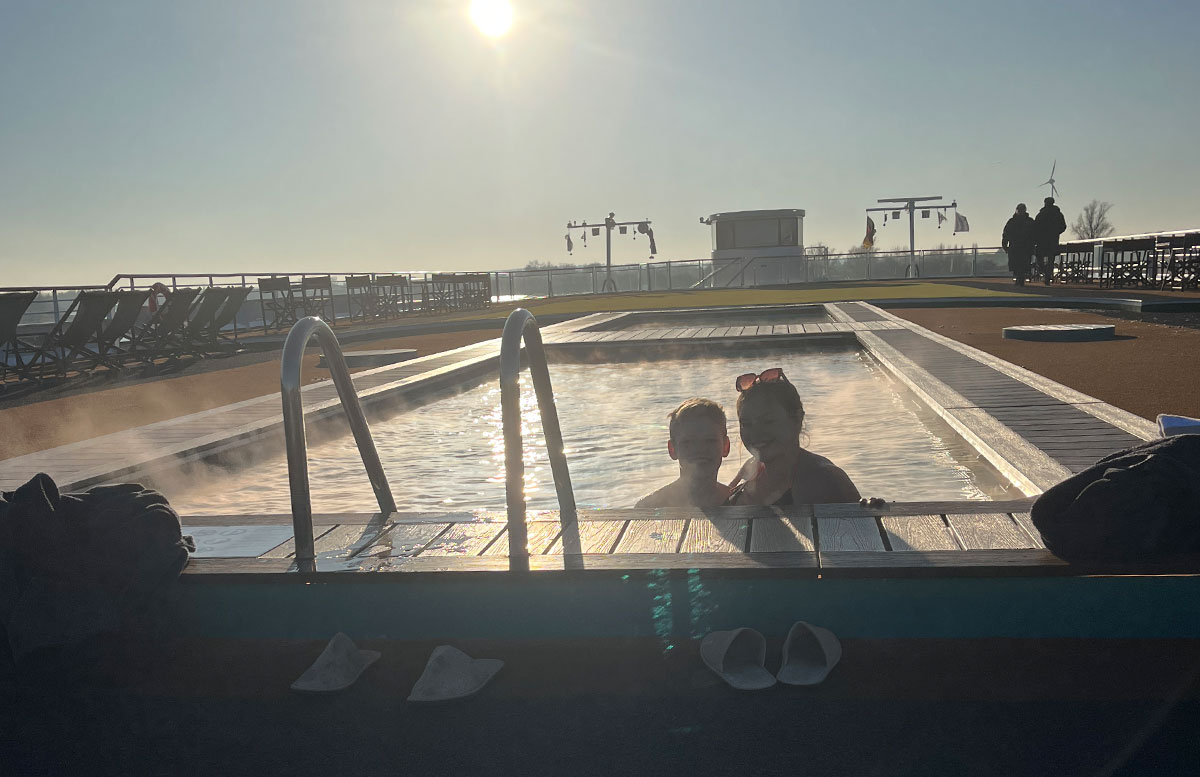 Familien-Flusskreuzfahrt-auf-der-A-ROSA-SENA-pool-am-dach-mit-lenny