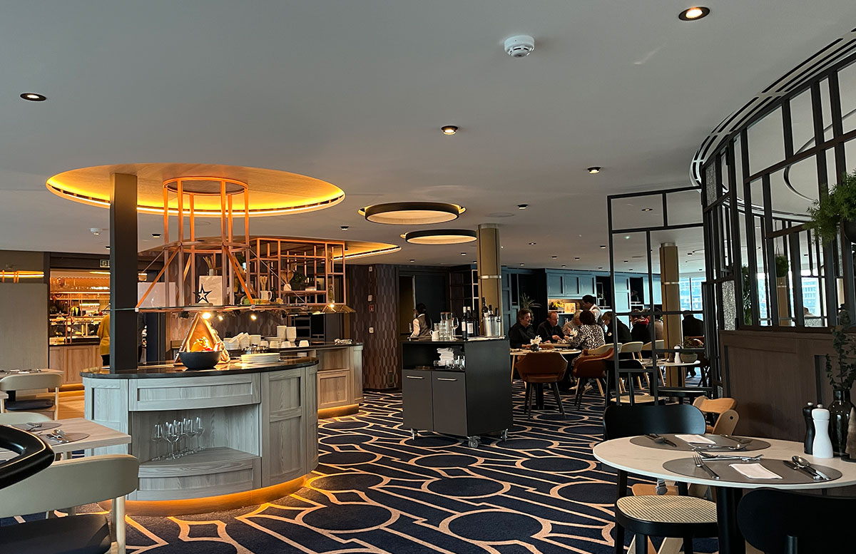 Familien-Flusskreuzfahrt-auf-der-A-ROSA-SENA-restaurant-diele