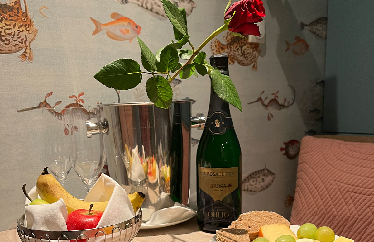 Familien-Flusskreuzfahrt-auf-der-A-ROSA-SENA-sekt-am-zimmer
