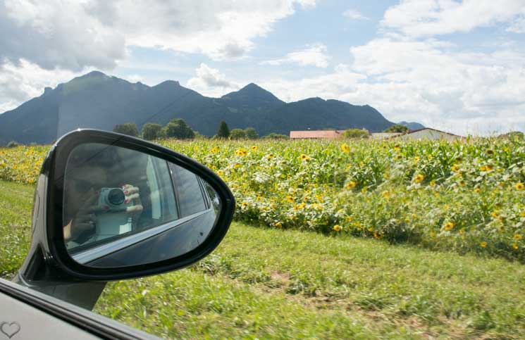 Familien-Trip-nach-Tirol-mit-dem-Opel-Zafira-sicht-aus-dem-rückspiegel