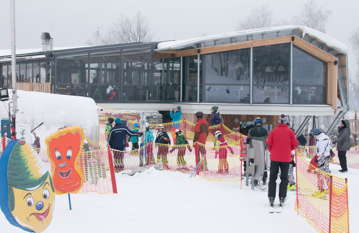 Familienausflug-Skifahren-in-St.-Corona-am-Wechsel-anstellen-beim-lift