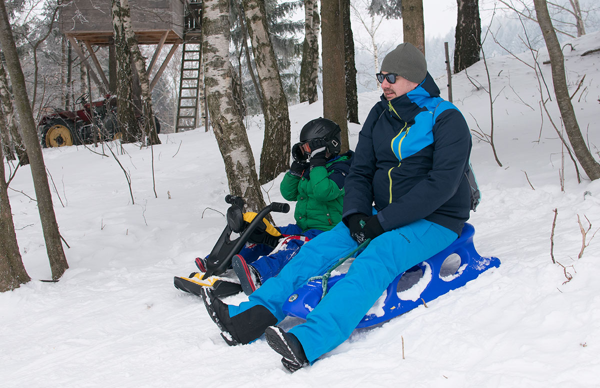 Familienausflug-Skifahren-in-St.-Corona-am-Wechsel-bobfahren-mit-papa