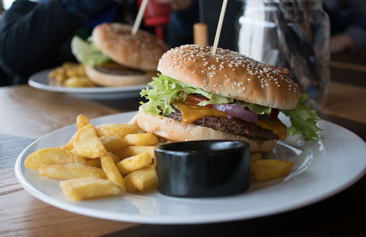 Familienausflug-Skifahren-in-St.-Corona-am-Wechsel-burger-essen