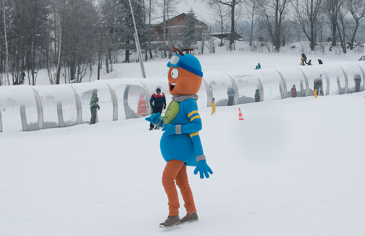 Familienausflug-Skifahren-in-St.-Corona-am-Wechsel-corona-maskottchen