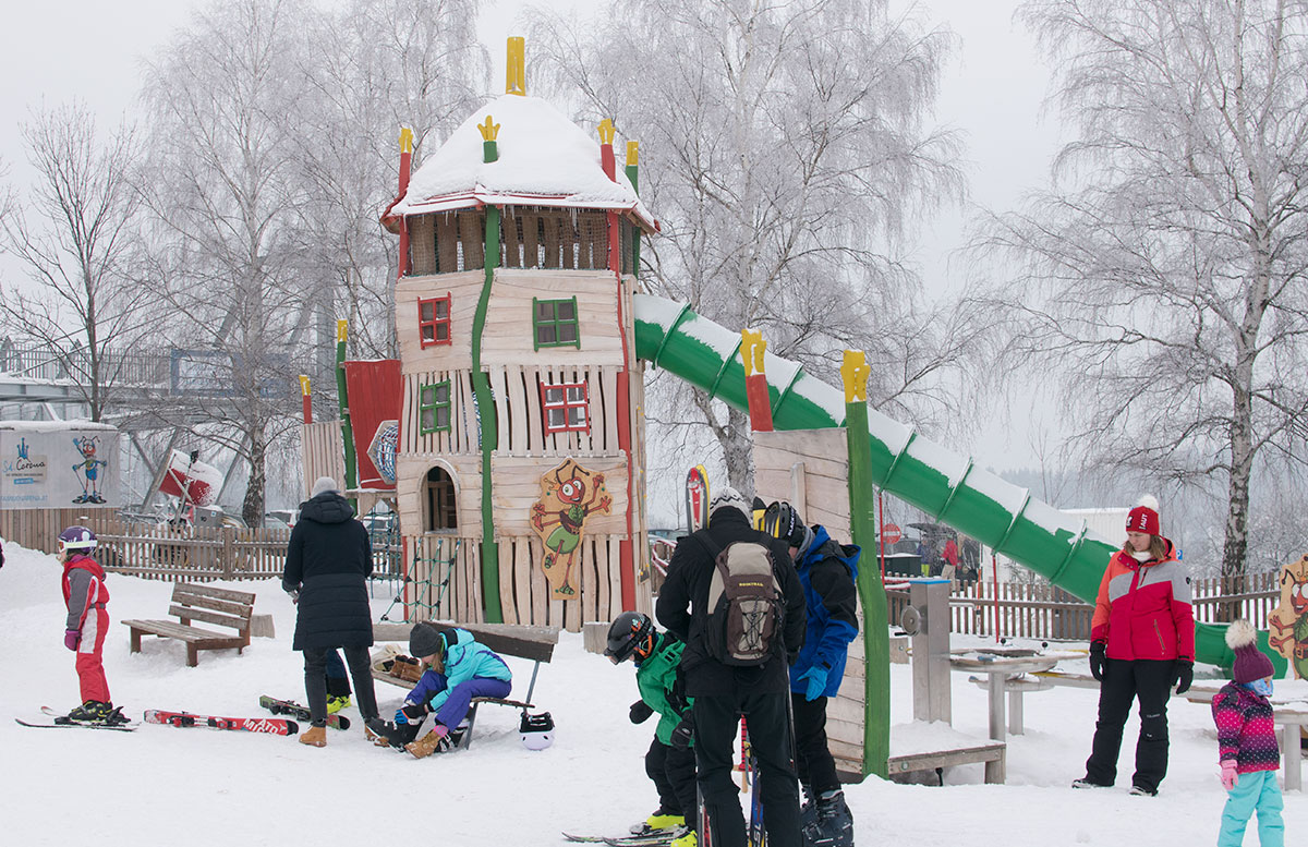 Familienausflug-Skifahren-in-St.-Corona-am-Wechsel-spielplatz