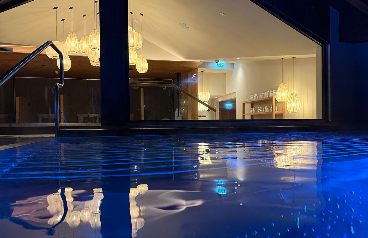 Familienhotel-Zauchenseehof-in-Zauchensee-infinity-pool-abend