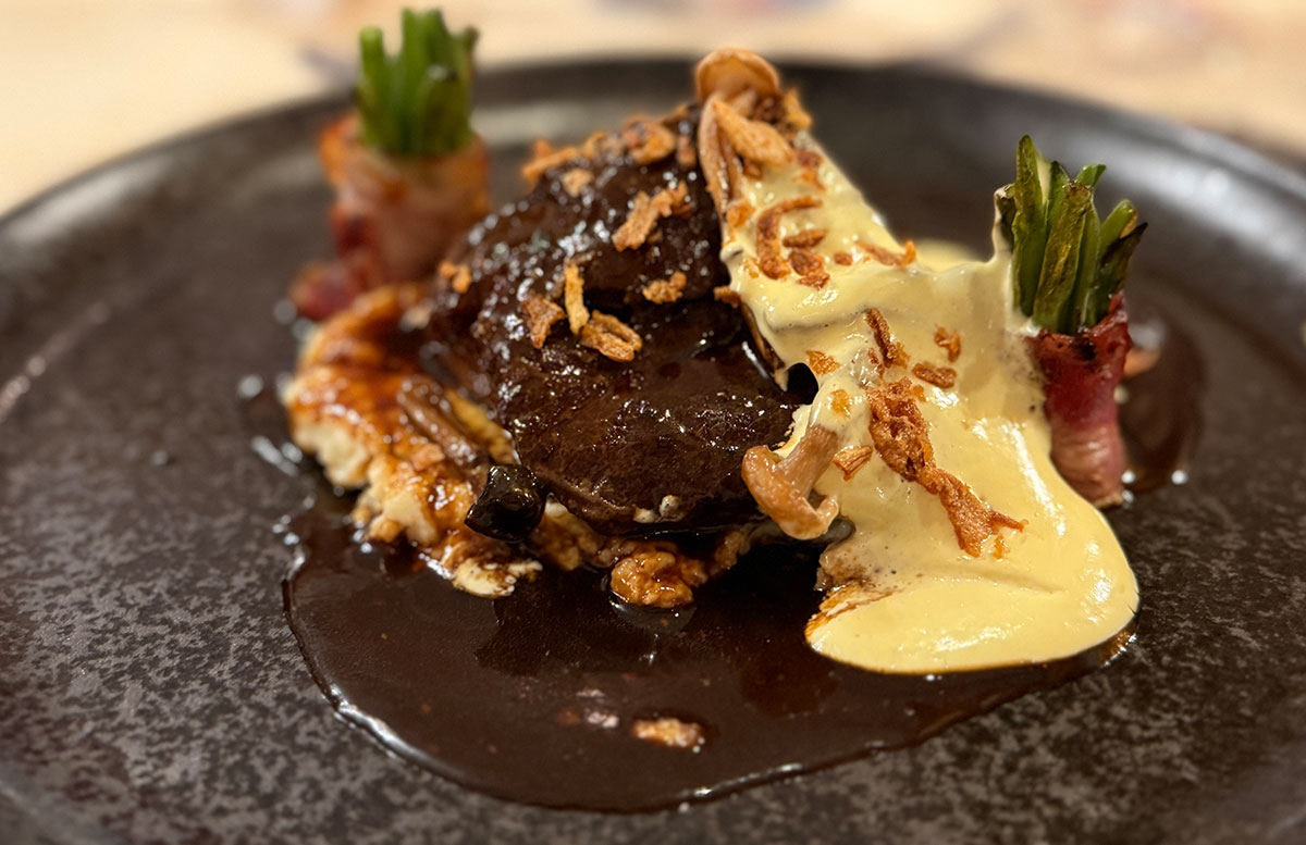 Familienhotel-Zauchenseehof-in-Zauchensee-kalb-abendessen