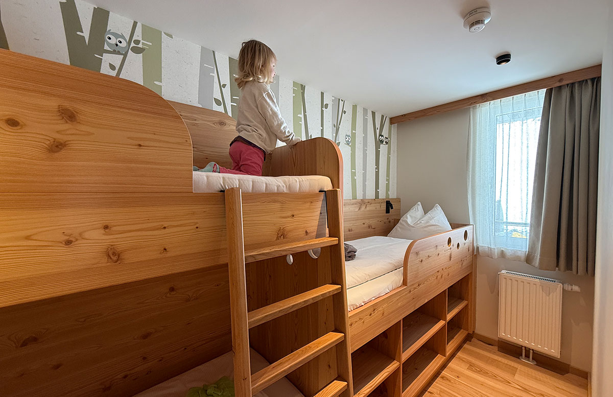 Familienhotel-Zauchenseehof-in-Zauchensee-kinderzimmer