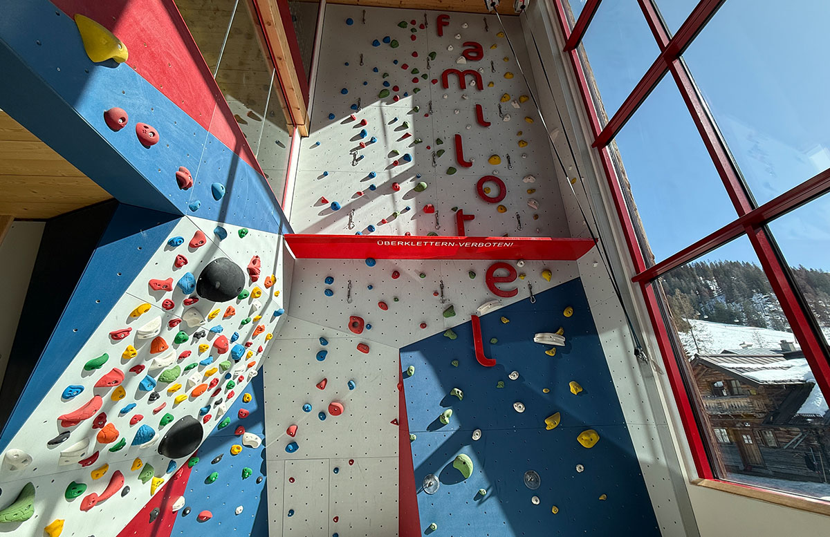 Familienhotel-Zauchenseehof-in-Zauchensee-kletterwand