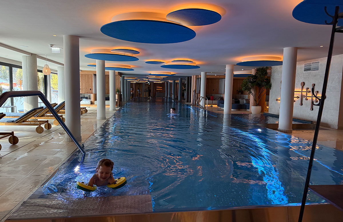 Familienhotel-Zauchenseehof-in-Zauchensee-pool