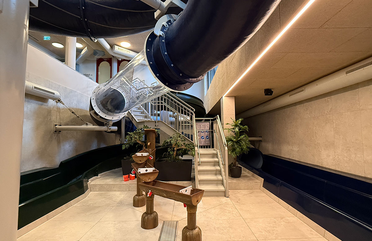 Familienhotel-Zauchenseehof-in-Zauchensee-rutschen-und-wasserspielplatz