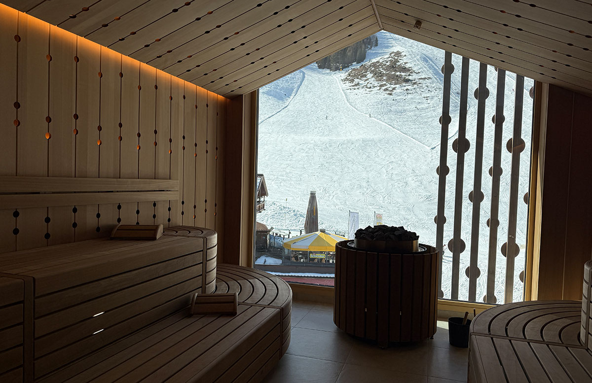 Familienhotel-Zauchenseehof-in-Zauchensee-sauna-mit-ausblick