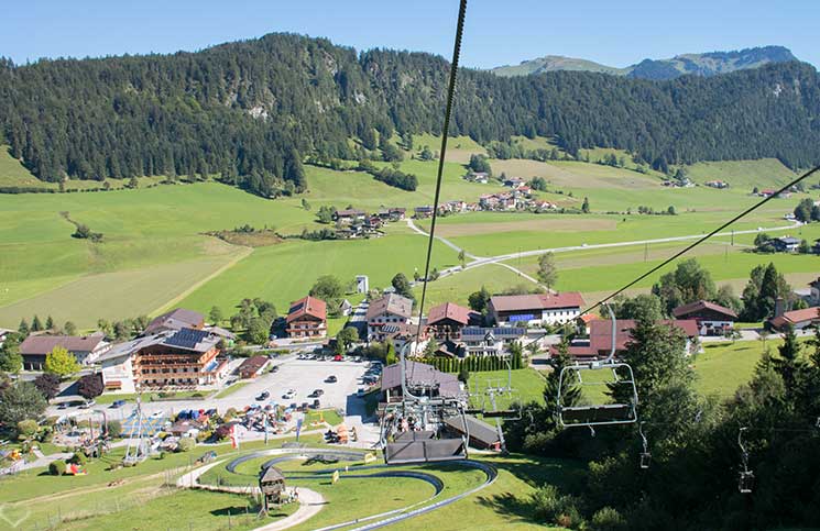Familienrafting-und-Sommerrodeln-im-Kaiserwinkl-aussicht-auf-den-sessellift