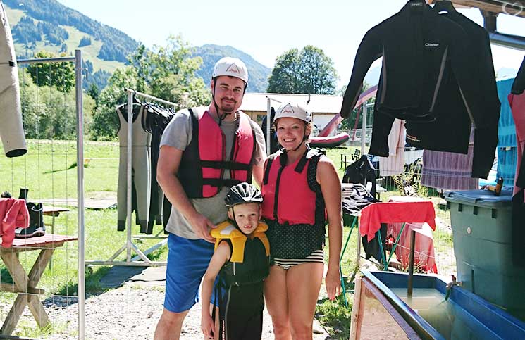Familienrafting-und-Sommerrodeln-im-Kaiserwinkl-fertig-zum-familien-rafting