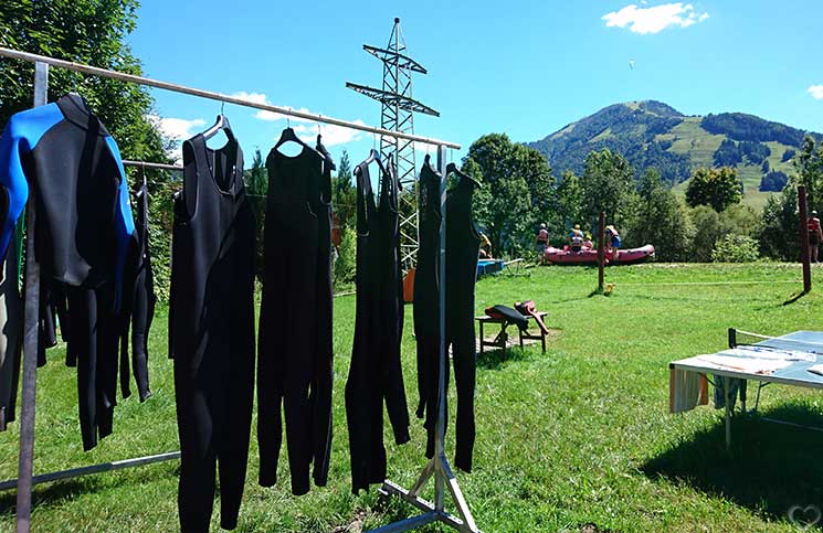 Familienrafting-und-Sommerrodeln-im-Kaiserwinkl-neoprenanzüge-rafting