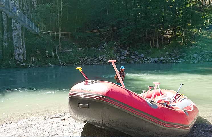 Familienrafting-und-Sommerrodeln-im-Kaiserwinkl-rafting-boot