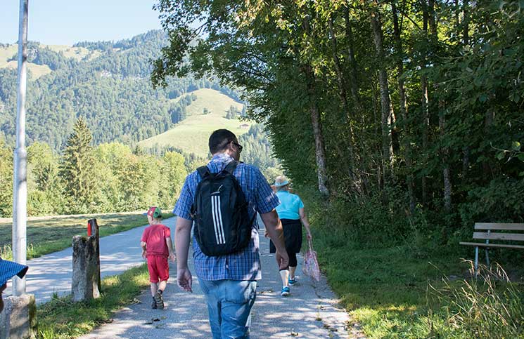 Familienrafting-und-Sommerrodeln-im-Kaiserwinkl-schatzsuche-im-wald