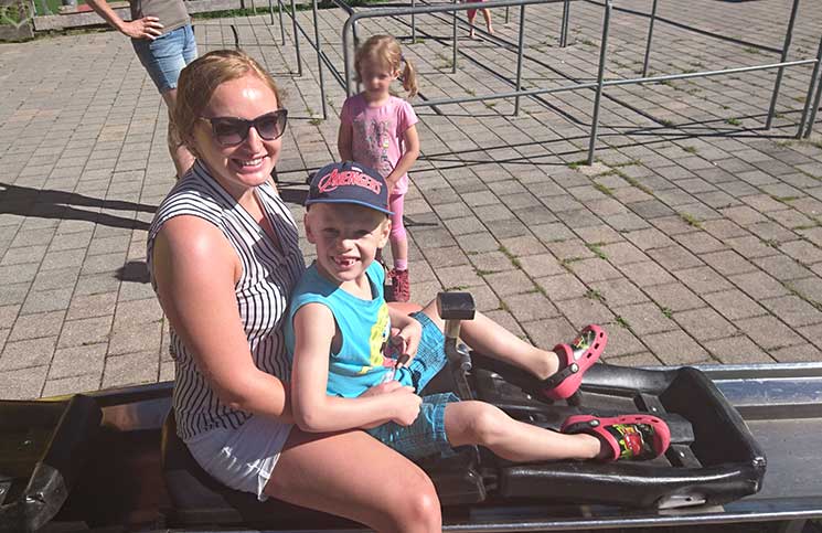 Familienrafting-und-Sommerrodeln-im-Kaiserwinkl-vicky-und-lenny-beim-rodeln