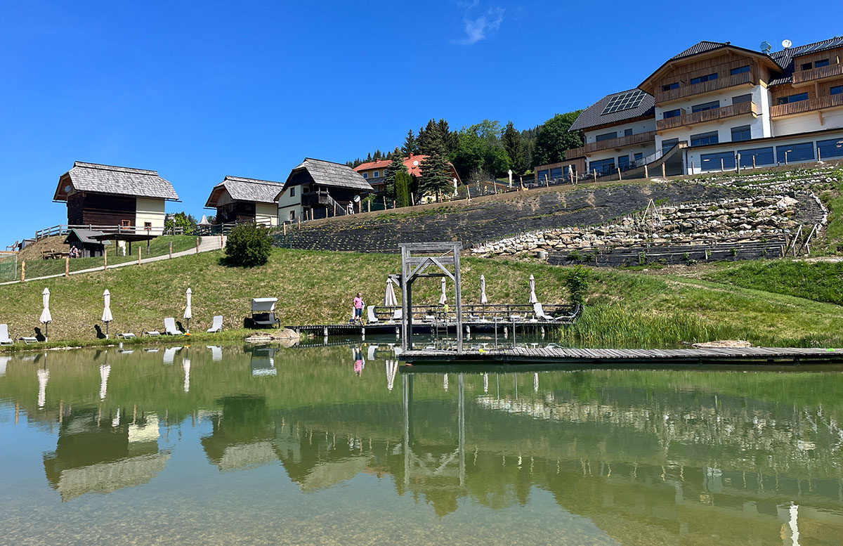 Familienresort-Petschnighof-mit-Bauernhof-in-Diex-badeteich-seite