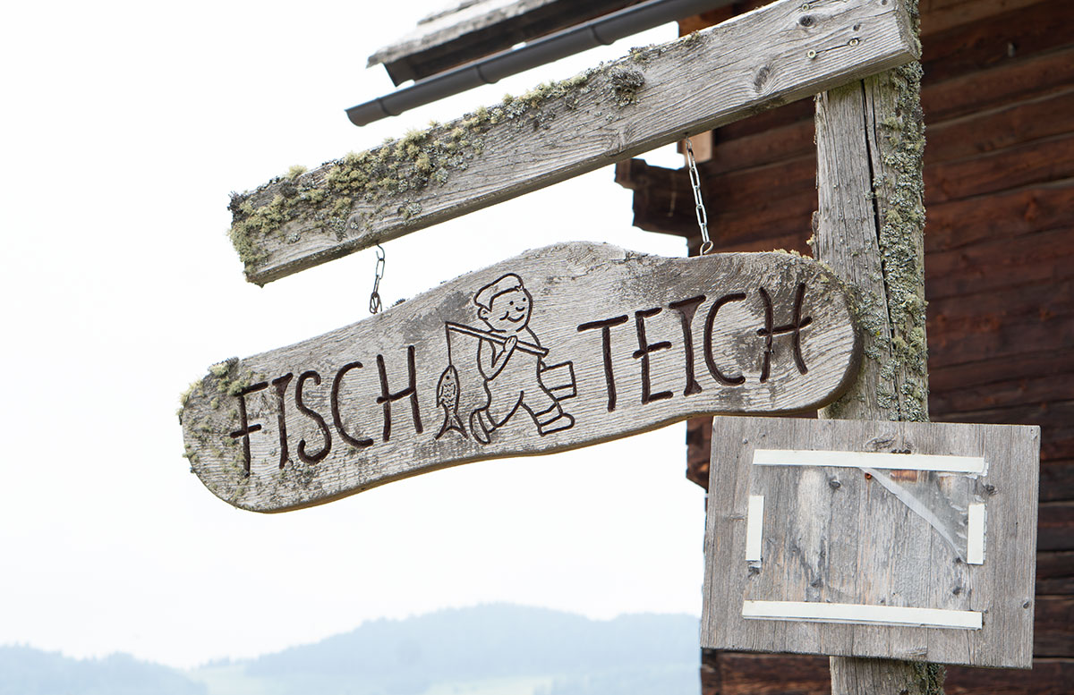 Familienresort-Petschnighof-mit-Bauernhof-in-Diex-fischteich-schild