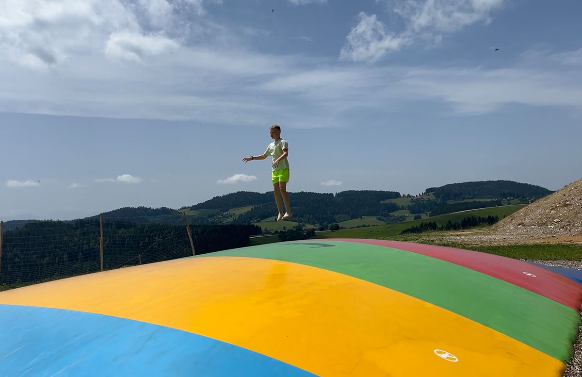Familienresort-Petschnighof-mit-Bauernhof-in-Diex-hüpfen