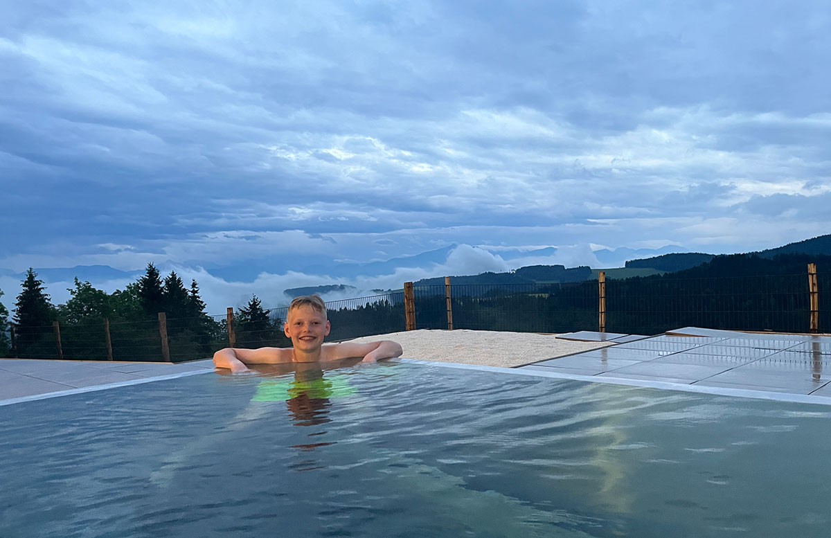 Familienresort-Petschnighof-mit-Bauernhof-in-Diex-lenny-im-pool