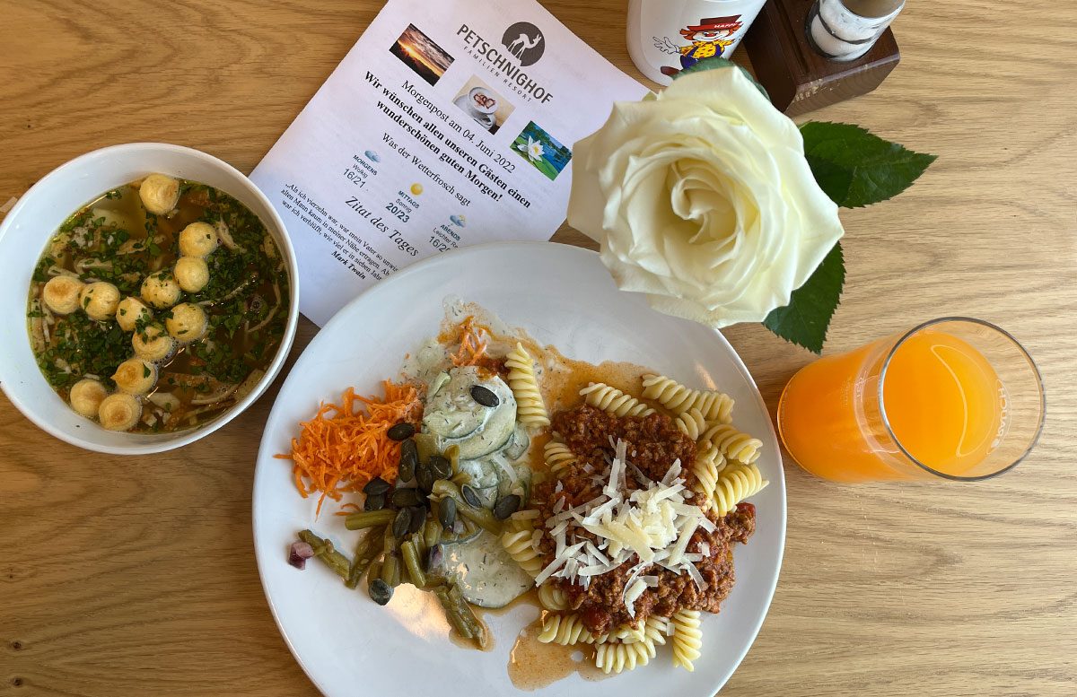 Familienresort-Petschnighof-mit-Bauernhof-in-Diex-mittagessen