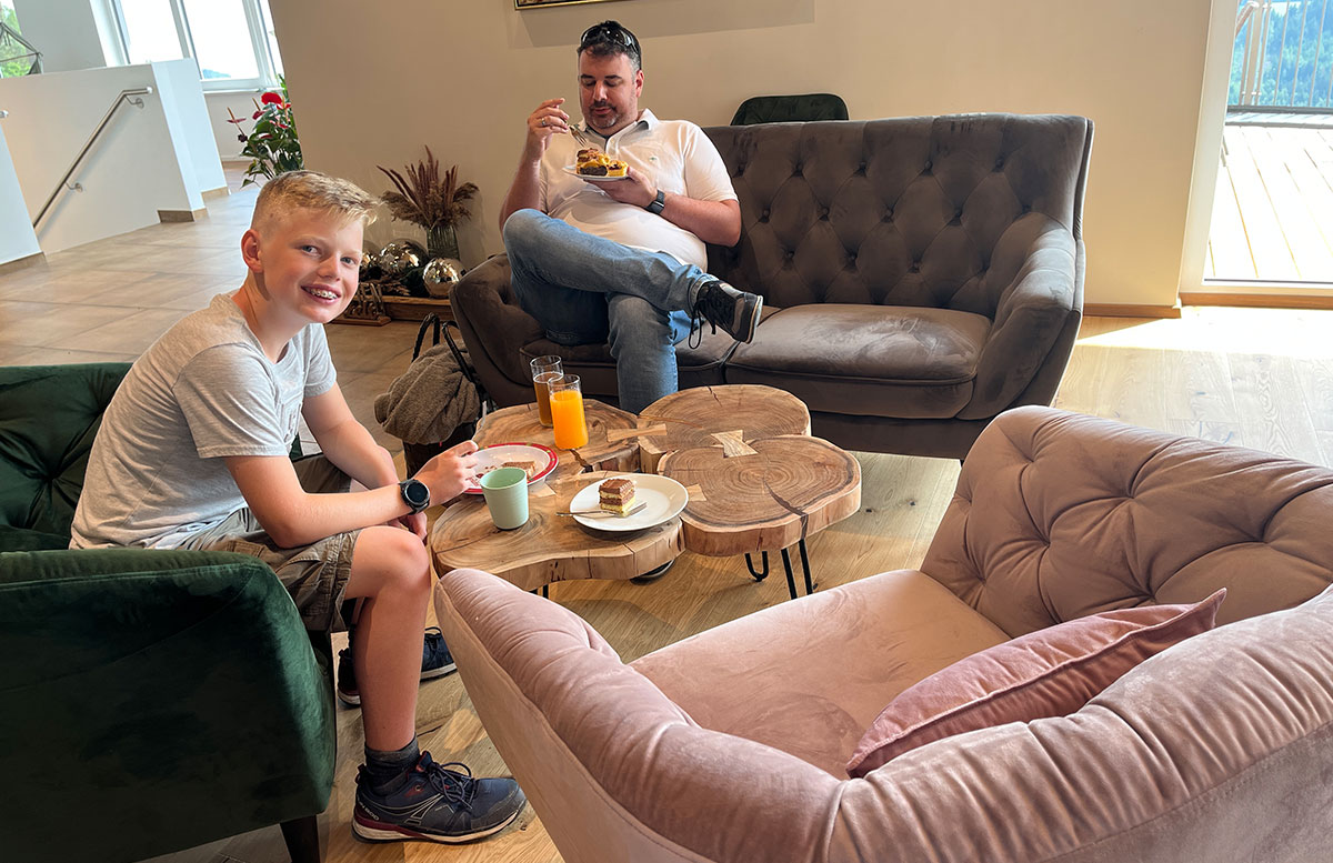 Familienresort-Petschnighof-mit-Bauernhof-in-Diex-nachmittagsjause