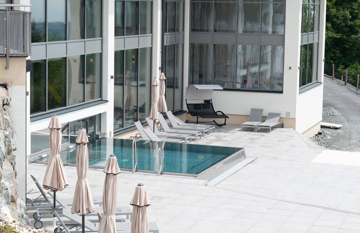 Familienresort-Petschnighof-mit-Bauernhof-in-Diex-outdoorpool