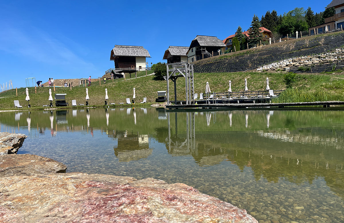 Familienresort-Petschnighof-mit-Bauernhof-in-Diex-see-von-seite