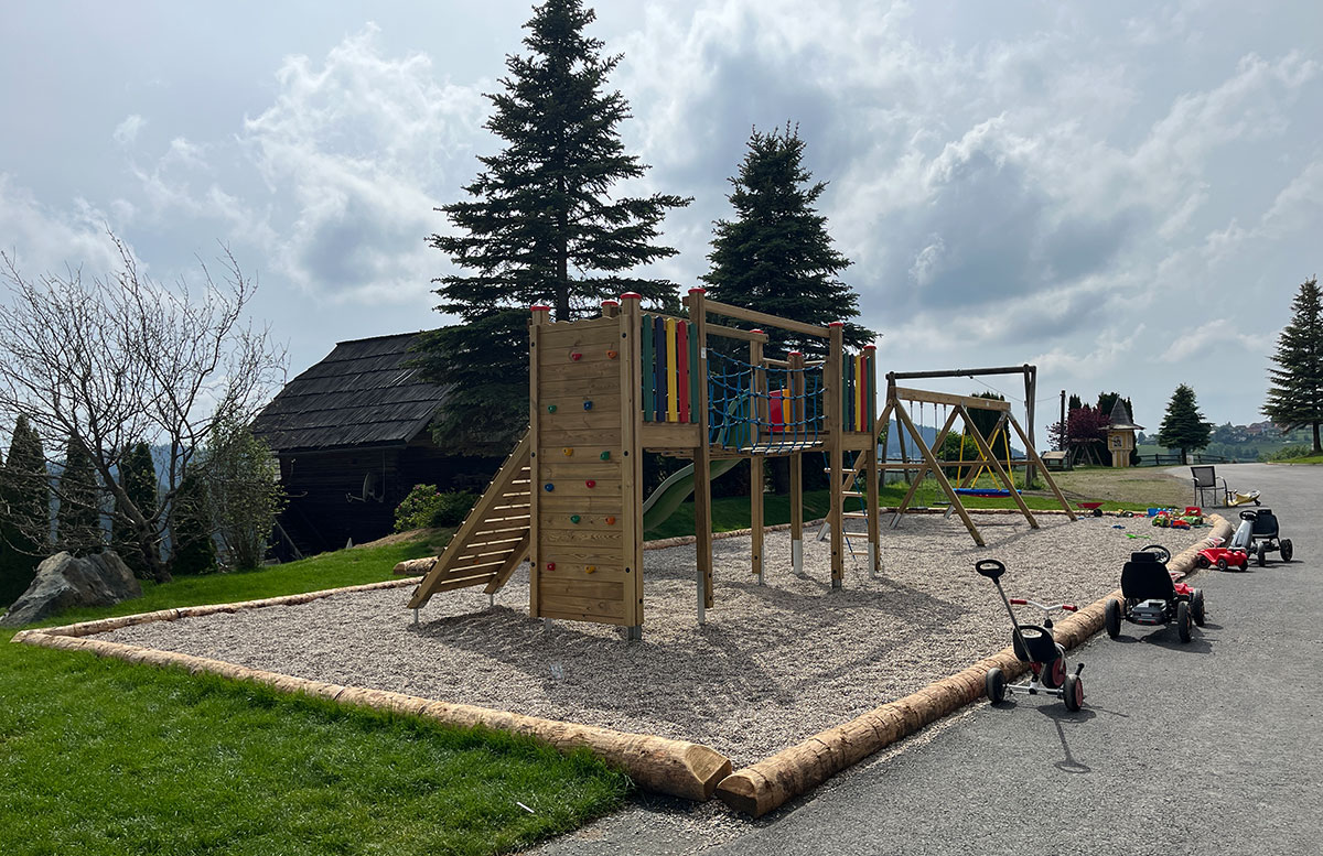 Familienresort-Petschnighof-mit-Bauernhof-in-Diex-spielplatz-und-fahrzeuge