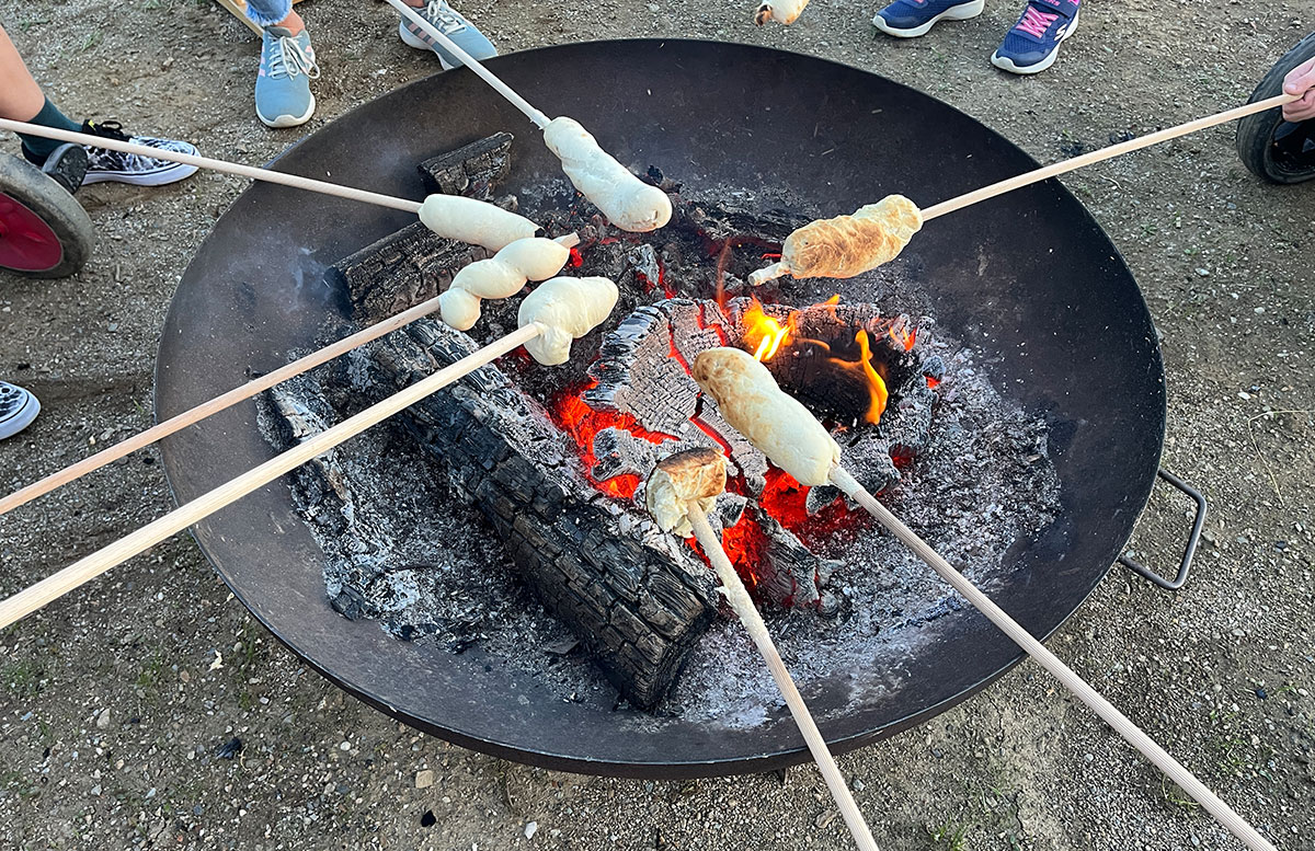 Familienresort-Petschnighof-mit-Bauernhof-in-Diex-stockbrot-grillen