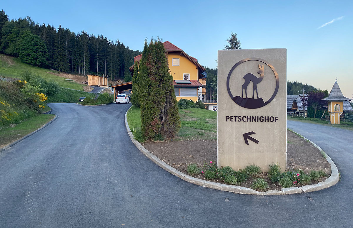 Familienresort-Petschnighof-mit-Bauernhof-in-Diex-zufahrt