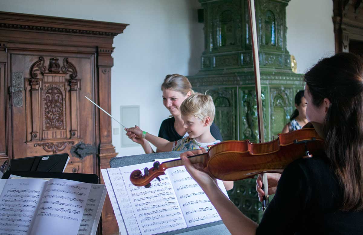Familientag in Grafenegg - Hokuspokus Musikus lenny beim dirigieren